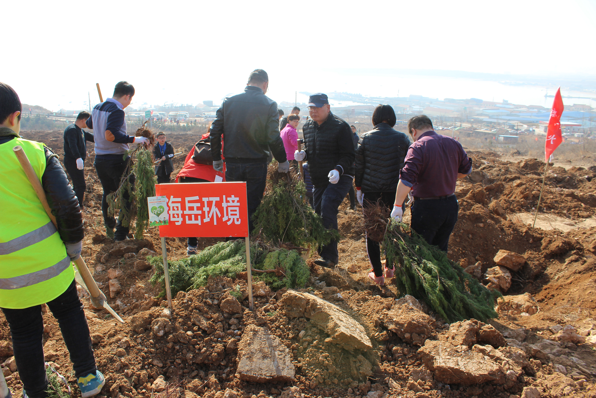 海岳环境2019植树活动－各自领命，准备植绿护环境.jpg